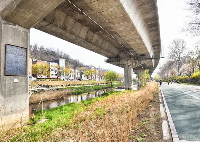 Hongjecheon’s bridge pillars and streamside art-date setting