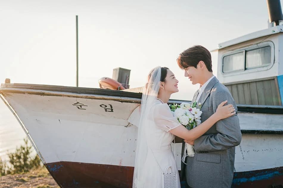 Hye-jin and Du-sik’s wedding photos at the hilltop boat