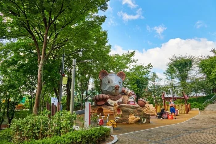 Itaewon Children’s Park, the setting for Geun-soo’s apology.