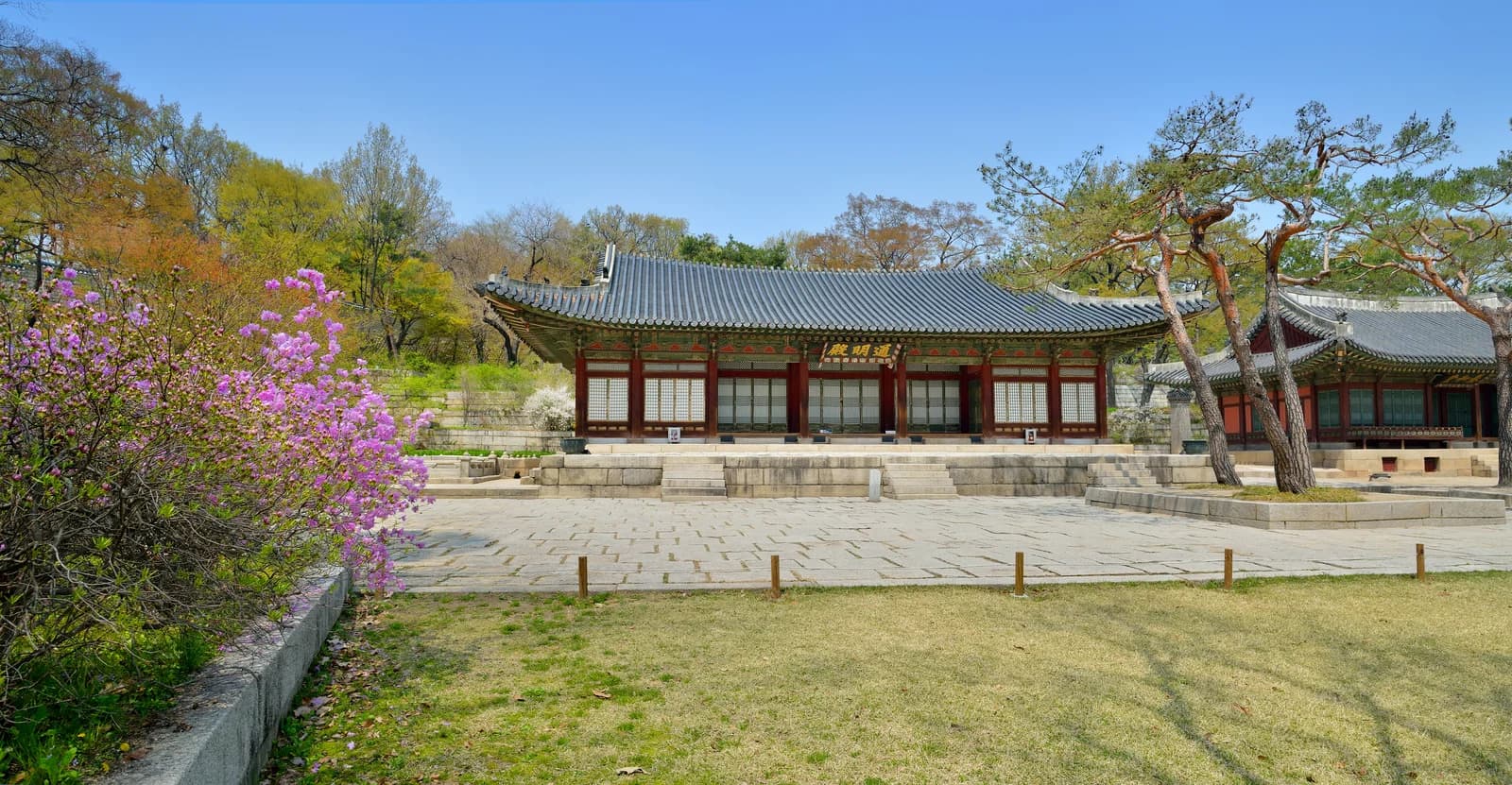 Tongmyeongjeon Hall at Changgyeonggung, used for the queen’s quarters in Kingdom.