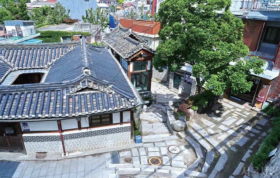 Bokjeong Well alley, where Sol disguises herself as a monk