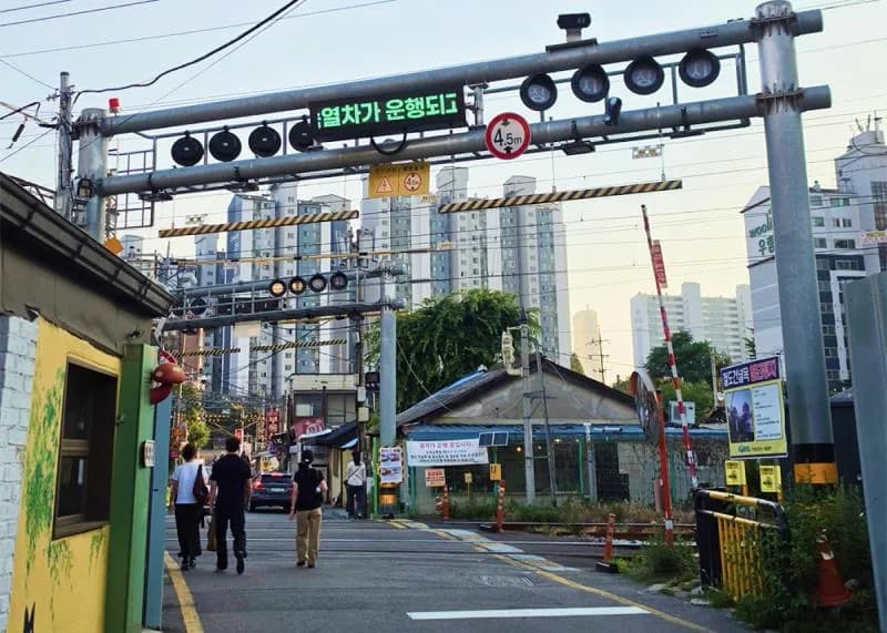 Baekbin Railroad Crossing, the Yongsan setting of Navillera’s final reunion.