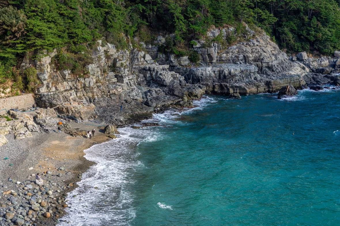 Taewon Pebble Beach, young Sunja’s hometown shore
