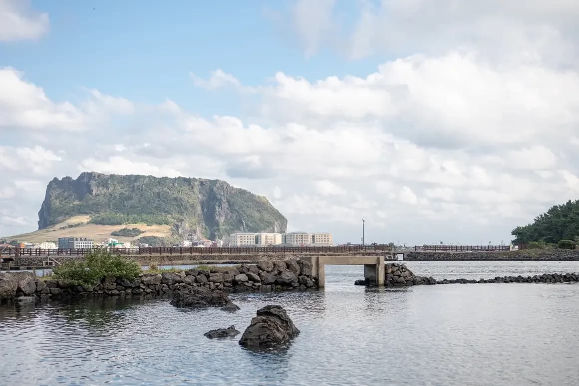 Ojo Port, the harbor behind Samdal-ri’s village gathering place.