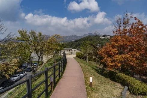 Yun Dong-ju’s Poet’s Hill, where Shinhyuk looks over Seoul in episode 11