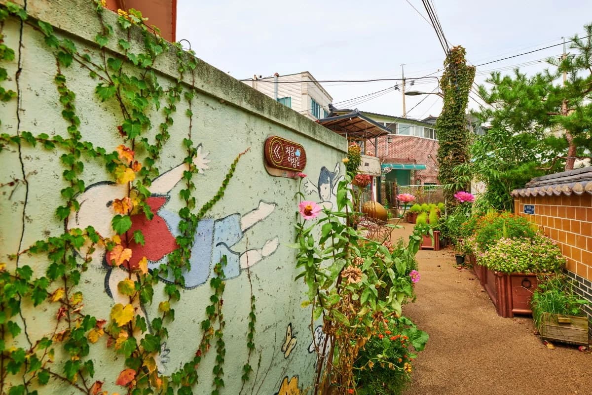 Jidong’s residential lanes near Yeon-su’s house