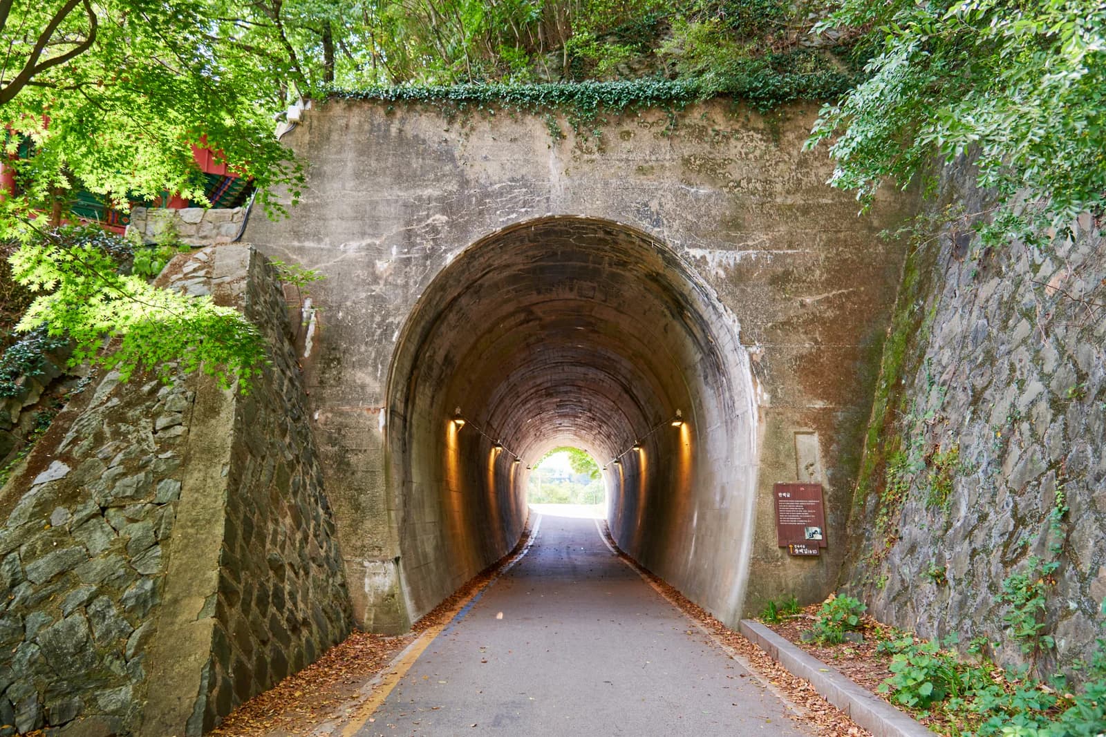 Hanbyeok Tunnel, where Hee-do and Yi-jin share their feelings.